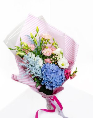 Bir buket güzel çiçek Eustoma, ortancalar 