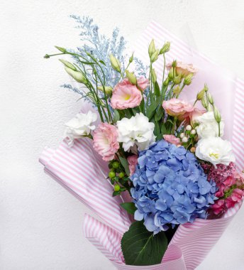 Bir buket güzel çiçek Eustoma, ortancalar 