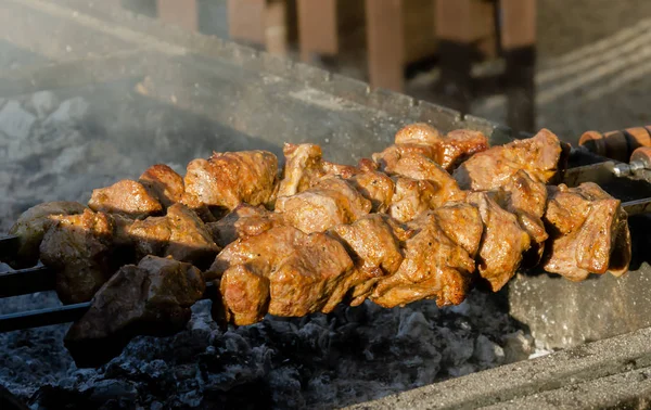 Cocinar carne en la parrilla, cocinar sobre el carbón —  Fotos de Stock
