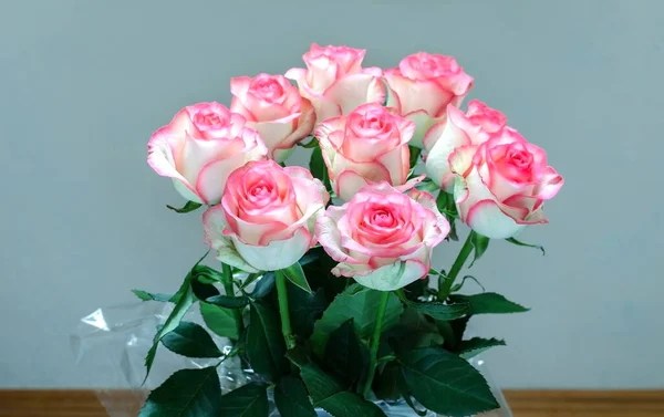 Ροζ Τριαντάφυλλο Λουλούδια Φυσικό Κομμένα Λουλούδια Ένα Ελαφρύ Φόντο Close — Φωτογραφία Αρχείου