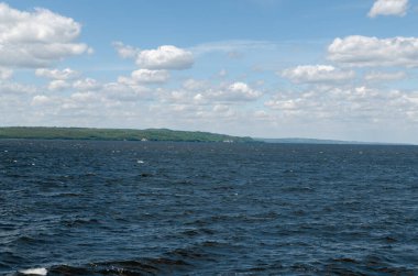 Kanevsky rezervuarındaki dalgalar, bulutlu bir günün tadını çıkar, su deposunun güzel manzarası, Ukrayna