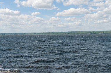 Kanevsky rezervuarındaki dalgalar, bulutlu bir günün tadını çıkar, su deposunun güzel manzarası, Ukrayna