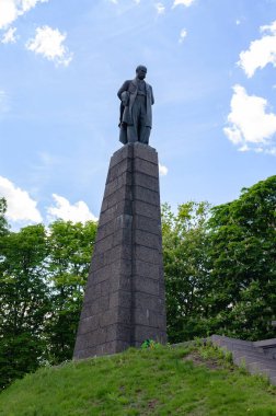 Ünlü Ukraynalı şair Taras Shevchenko 'nun 1939' dan beri heykeltıraş Matthew Manizer 'in eserleri üzerine bronz bir anıt dikildiği Chernecha Tepesi' ndeki Kaniv kentinde defnedilmesi. Fotoğraf 18 Mayıs 2020, Ukrayna