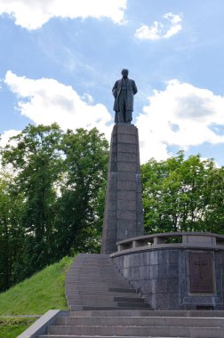 Ünlü Ukraynalı şair Taras Shevchenko 'nun 1939' dan beri heykeltıraş Matthew Manizer 'in eserleri üzerine bronz bir anıt dikildiği Chernecha Tepesi' ndeki Kaniv kentinde defnedilmesi. Fotoğraf 18 Mayıs 2020, Ukrayna