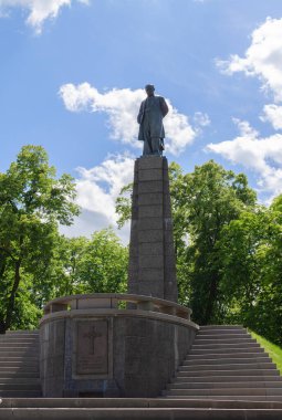 Ünlü Ukraynalı şair Taras Shevchenko 'nun 1939' dan beri heykeltıraş Matthew Manizer 'in eserleri üzerine bronz bir anıt dikildiği Chernecha Tepesi' ndeki Kaniv kentinde defnedilmesi. Fotoğraf 18 Mayıs 2020, Ukrayna