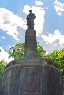 Ünlü Ukraynalı şair Taras Shevchenko 'nun 1939' dan beri heykeltıraş Matthew Manizer 'in eserleri üzerine bronz bir anıt dikildiği Chernecha Tepesi' ndeki Kaniv kentinde defnedilmesi. Fotoğraf 18 Mayıs 2020, Ukrayna