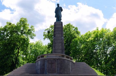 Ünlü Ukraynalı şair Taras Shevchenko 'nun 1939' dan beri heykeltıraş Matthew Manizer 'in eserleri üzerine bronz bir anıt dikildiği Chernecha Tepesi' ndeki Kaniv kentinde defnedilmesi. Fotoğraf 18 Mayıs 2020, Ukrayna