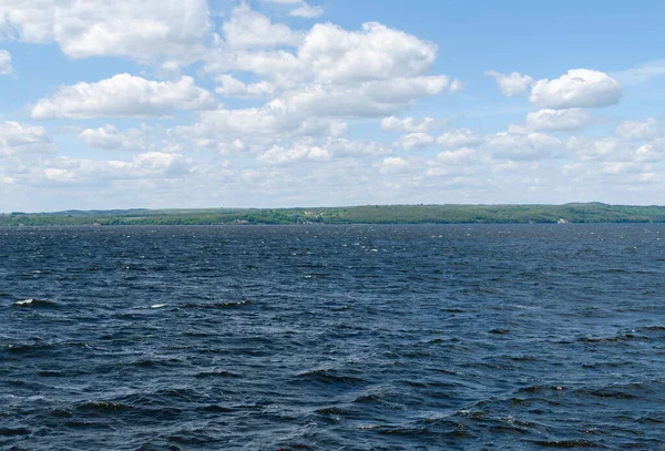 Hullámok Kanevszkij Víztározón Élvezze Felhős Napon Gyönyörű Kilátás Nyílik Víztározóra — Stock Fotó