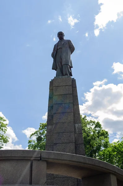 Ünlü Ukraynalı şair Taras Shevchenko 'nun 1939' dan beri heykeltıraş Matthew Manizer 'in eserleri üzerine bronz bir anıt dikildiği Chernecha Tepesi' ndeki Kaniv kentinde defnedilmesi. Fotoğraf 18 Mayıs 2020, Ukrayna