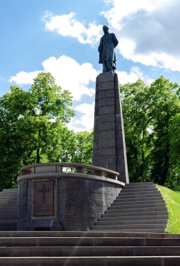 Ünlü Ukraynalı şair Taras Shevchenko 'nun 1939' dan beri heykeltıraş Matthew Manizer 'in eserleri üzerine bronz bir anıt dikildiği Chernecha Tepesi' ndeki Kaniv kentinde defnedilmesi. Fotoğraf 18 Mayıs 2020, Ukrayna