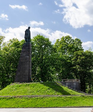 Ünlü Ukraynalı şair Taras Shevchenko 'nun 1939' dan beri heykeltıraş Matthew Manizer 'in eserleri üzerine bronz bir anıt dikildiği Chernecha Tepesi' ndeki Kaniv kentinde defnedilmesi. Fotoğraf 18 Mayıs 2020, Ukrayna
