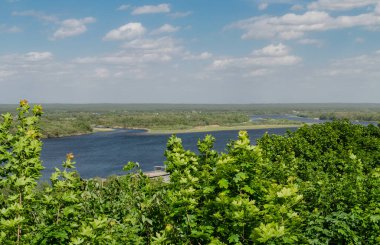 Bahar öğleden sonra Dinyeper nehri, güzel bahar manzarası, Ukrayna