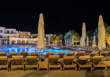 Güneşin altında sıcak bir akşam ve güneşli bir havuz.