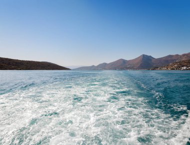 Deniz suyunun yüzeyi, denizin yüzeyinde parlayan güneş, sıcak bir günde güzel bir yaz manzarası.