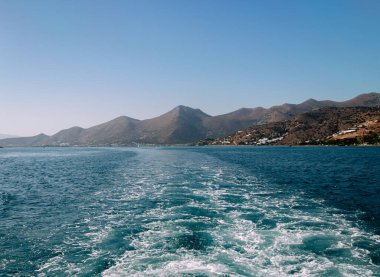 Deniz suyunun yüzeyi, denizin yüzeyinde parlayan güneş, sıcak bir günde güzel bir yaz manzarası.