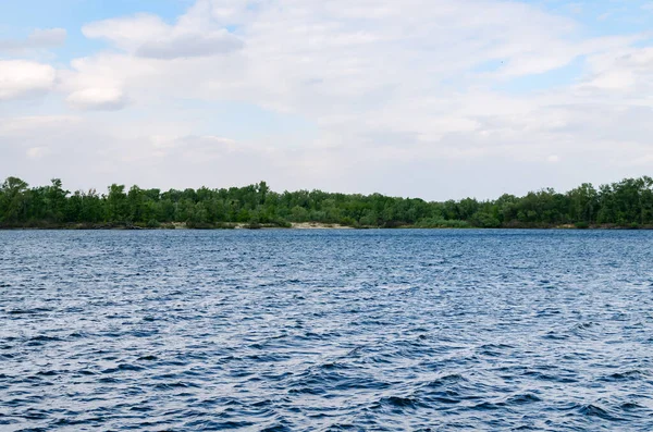 Kanevsky貯水池の波 曇りの日にお楽しみください 貯水池の美しい景色 ウクライナ — ストック写真