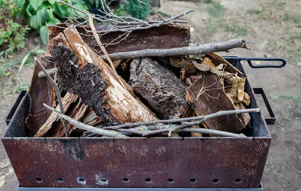 Metal Barbeküde Yakacak Odun Yakın Çekim Için Hazırlık — Stok fotoğraf