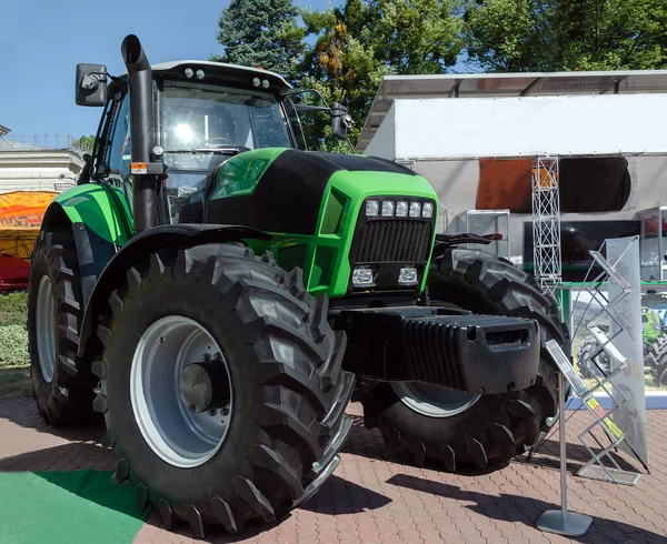 Traktor Velkými Koly Stroj Pro Zemědělské Práce Přepravu Zboží Detailní — Stock fotografie