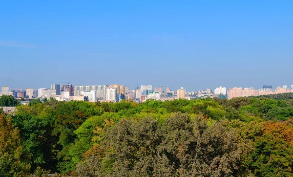 Beau Paysage Automne Une Hauteur Arbres Lumineux Sur Fond Ville — Photo