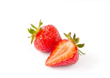 Kırmızı çilekli, olgun sulu dutlu beyaz arka planda, yakın plan