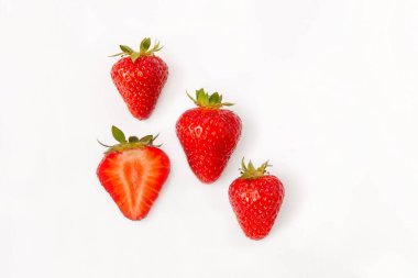 Kırmızı çilekli, olgun sulu dutlu beyaz arka planda, yakın plan