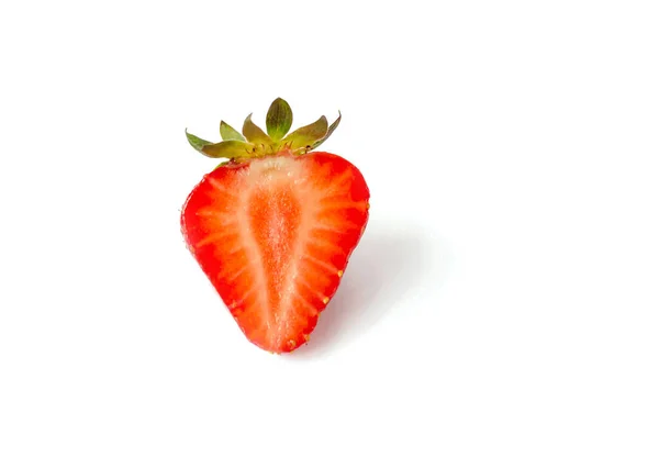 赤いイチゴ白い背景に熟したジューシーなベリーを閉じます — ストック写真