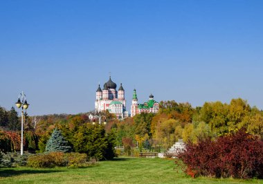 Güzel Ortodoks Kilisesi, St. Panteleimon Katedrali, Katedral Bölgesi Feofaniya Parkı Kiev 'in en güzel yerlerinden biri, Ukrayna' nın başkenti..