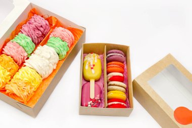 Makarna tatlı, tatlı ve renkli Fransız makarna arka planda, yakın plan.