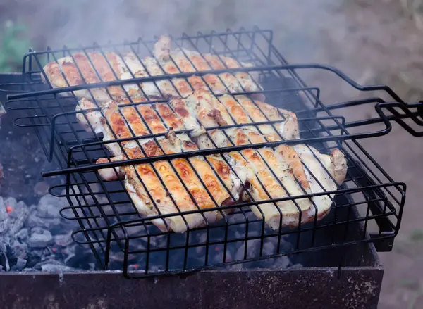 Cocinar Carne Parrilla Cocinar Sobre Las Brasas Primer Plano —  Fotos de Stock