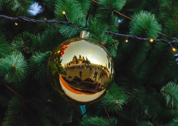 Grande Palla Natale Albero Artificiale Nel Parco Con Riflesso Delle — Foto Stock