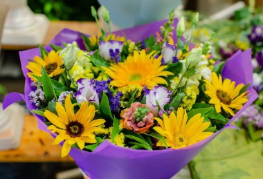 Bir buket sarı ve turuncu çiçek, parlak buket, doğal çiçekler, yakın plan.