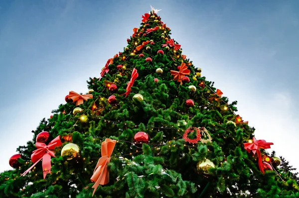 Árvore Natal Decorada Com Ouropel Brilhante Parque Umas Férias Inverno — Fotografia de Stock