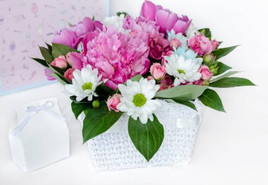 Şakayık ve kasımpatı demeti, bayram hediyesi, yakın plan.