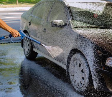 Otomobil yıkama, temizlik, siyah araba yıkama, yakın plan.