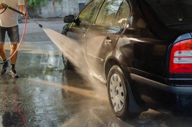 Otomobil yıkama, temizlik, siyah araba yıkama, yakın plan.