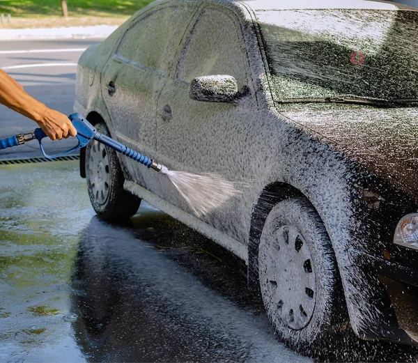 Otomobil yıkama, temizlik, siyah araba yıkama, yakın plan.