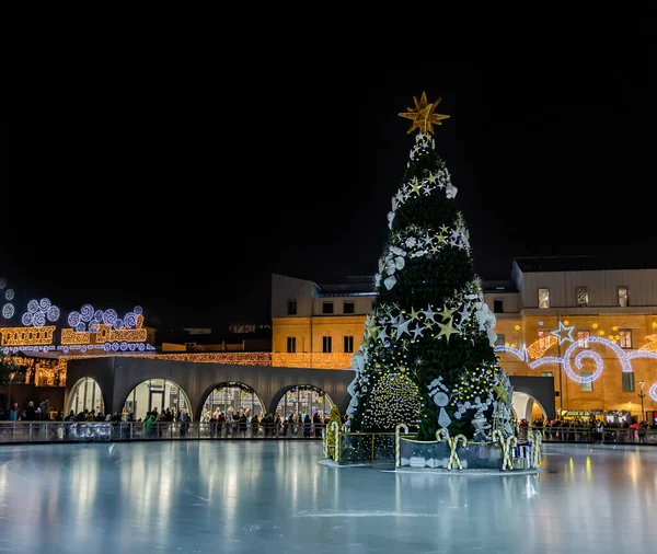 Buz pateni pistindeki Noel ağacı, kış akşamlarındaki Noel kutlamaları