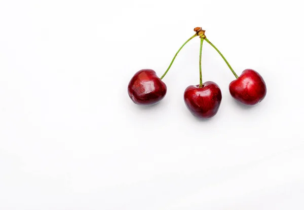 Cerises Isolées Sur Fond Blanc Cerises Rouges Mûres Délicieuses Sucrées — Photo