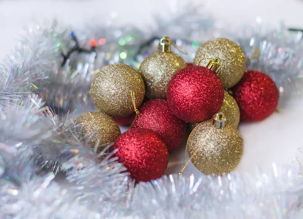 Weihnachtslametta Mit Rotem Spielzeug Auf Hellem Hintergrund Nahaufnahme — Stockfoto