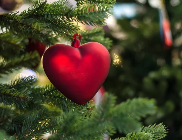 Tinsel Navidad Con Juguete Sobre Fondo Verde Cerca —  Fotos de Stock