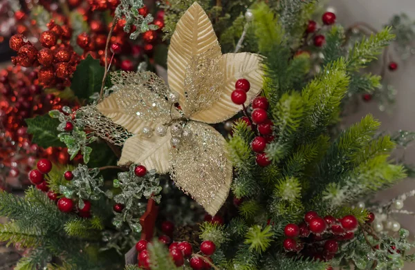 Рождественская Мишура Игрушкой Зеленом Фоне Крупным Планом — стоковое фото