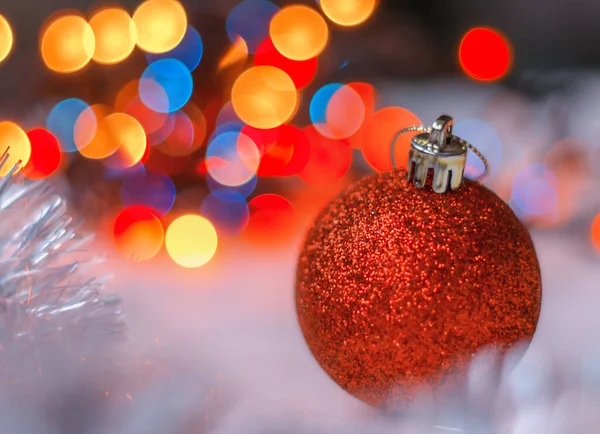 Kırmızı Oyuncaklı Noel Süslemesi Arka Planda Hafif Çekimde — Stok fotoğraf