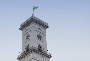 Lviv City, Ukrayna 'da gökyüzünde bayrak olan belediye binası
