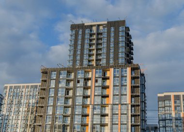 Çok katlı bina, büyük bir şehirde modern mimari, yakın plan.