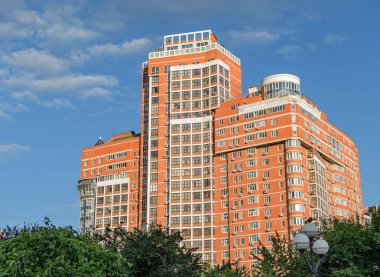 Çok katlı bina, büyük bir şehirde modern mimari, yakın plan.