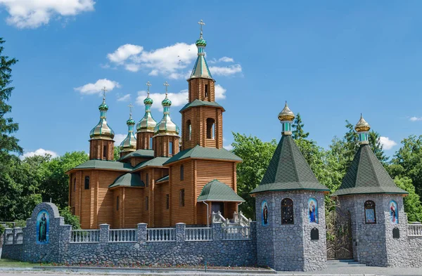 Křesťanský Ortodoxní Kostel Dřeva Krásnými Kopulemi Křížem Malém Městečku Ukrajině — Stock fotografie