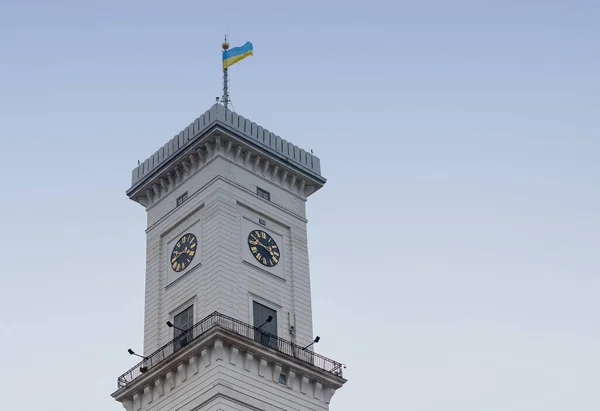 Radnice Vlajkou Pozadí Oblohy Lvově Ukrajina — Stock fotografie