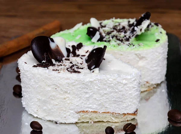 Кусочек Торта Белой Глазури Шоколадной Плиткой Закрыть — стоковое фото