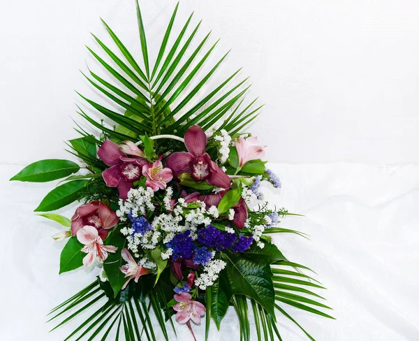 Bellissimo Bouquet Con Orchidee Composizione Floreale Sfondo Bianco Primo Piano — Foto Stock