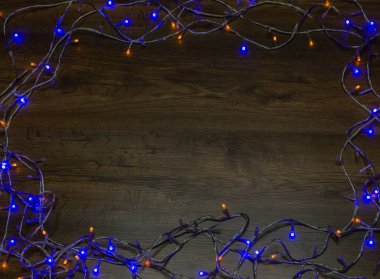 Noel süslerinin ışıkları ahşap bir masanın üzerinde, güzel bir arka plan.